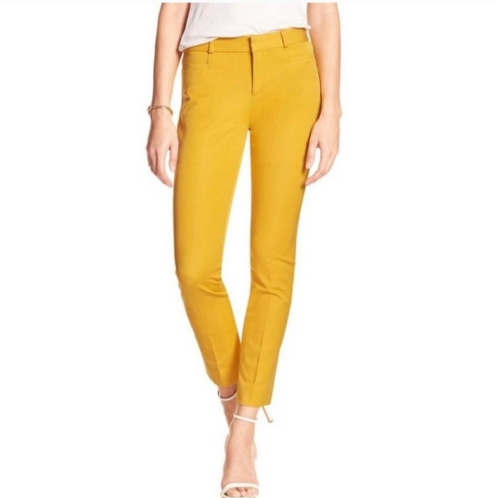 $10 Friday Banana Republic Sloan white crop for Effortless Style.